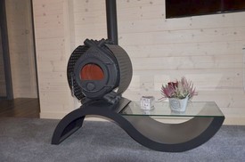 Kamna Kanuk na podstavci