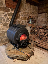 Kamna Kanuk na vlastním kamenném podstavci