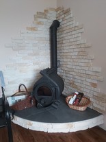 Kamna Kanuk umístěná do rohu