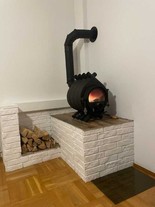 Kamna Kanuk umístěná na vlastním podstavci